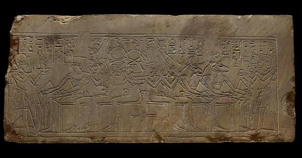 In partea dreapta a acestei imagini il puteti observa pe regele Amenhotep I 