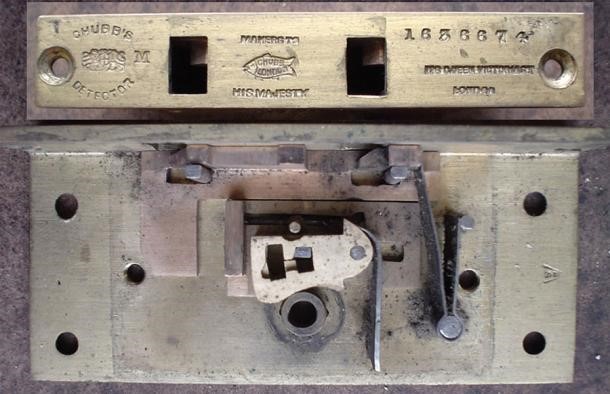 Fotografie a unei mici încuietori Chubb Detector montate pe o carcasă pentru arme din 1910